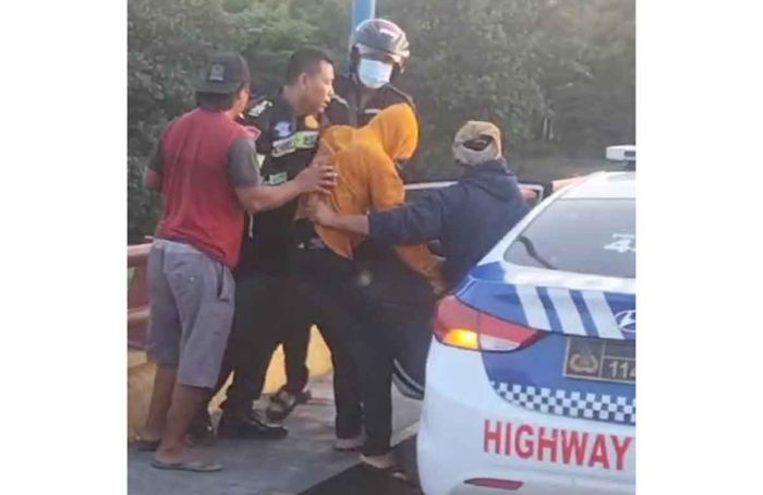 Anggota Satlantas Polres Kediri Kota Gagalkan Upaya Bunuh Diri di Jembatan Semampir