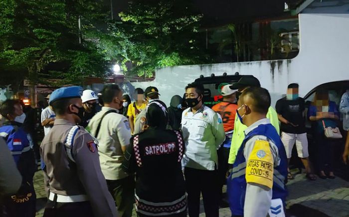 11 Pasangan Mesum di Jombang Terjaring Razia, Ada yang Masih Telanjang Saat Buka Pintu Hotel 11 Pasangan Mesum di Jombang Terjaring Razia, Ada yang Masih Telanjang Saat Buka Pintu Hotel