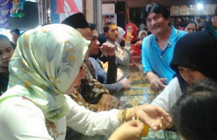 Jelang Lebaran, Pengunjung Pasar Baru Lamongan Membludak Jelang Lebaran, Pengunjung Pasar Baru Lamongan Membludak