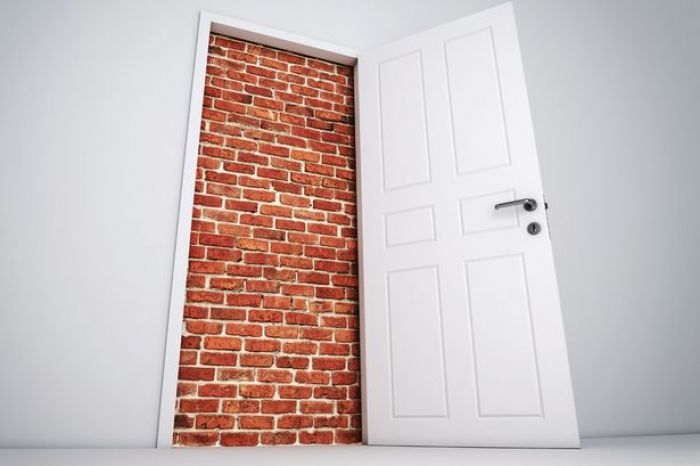 Sekeluarga Shock, Tiba-tiba di depan Pintu Rumah Ada Tembok Sekeluarga Shock, Tiba-tiba di depan Pintu Rumah Ada Tembok