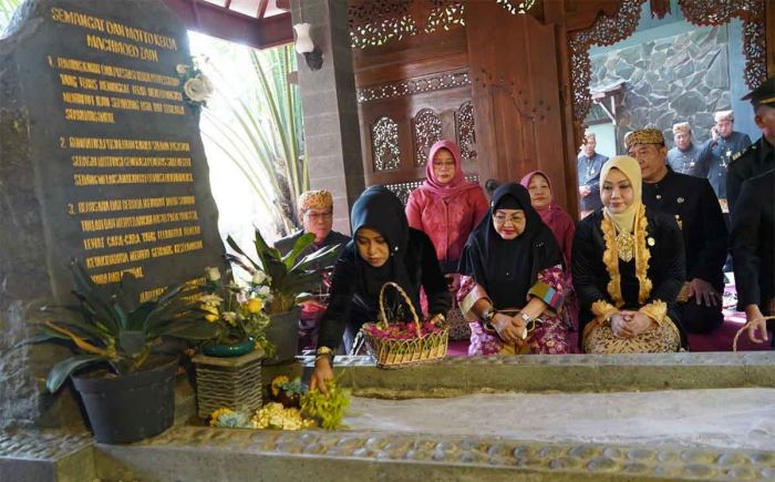 Kenang Jasa Pendahulunya, Ikfina Ziarah ke Makam Mantan Bupati Mojokerto Kenang Jasa Pendahulunya, Ikfina Ziarah ke Makam Mantan Bupati Mojokerto