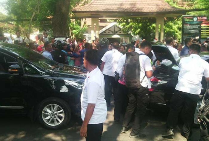 Presiden Jokowi Bagikan Buku pada Siswa di Pasuruan Presiden Jokowi Bagikan Buku pada Siswa di Pasuruan
