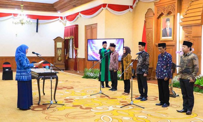 Lantik Anggota Komisi Informasi Jawa Timur Periode 2023-2027, Gubernur Khofifah: Segera Tancap Gas Lantik Anggota Komisi Informasi Jawa Timur Periode 2023-2027, Gubernur Khofifah: Segera Tancap Gas