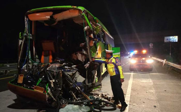 Bus Rombongan Siswa SMP Asal Malang Hantam Truk di Tol Jombang, Dua Tewas Bus Rombongan Siswa SMP Asal Malang Hantam Truk di Tol Jombang, Dua Tewas