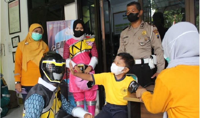 Polisi Power Rangers Hibur Anak saat Divaksin di Jombang Polisi Power Rangers Hibur Anak saat Divaksin di Jombang