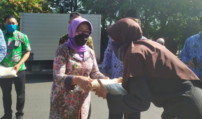 Peduli Covid-19, Korpri Jombang Bagikan Ratusan Paket Sembako Peduli Covid-19, Korpri Jombang Bagikan Ratusan Paket Sembako