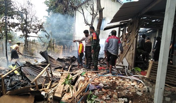 ​Rumah Warga Ngawi Terbakar, Sempat Mengenai Atap Ponpes Nurul Azhar