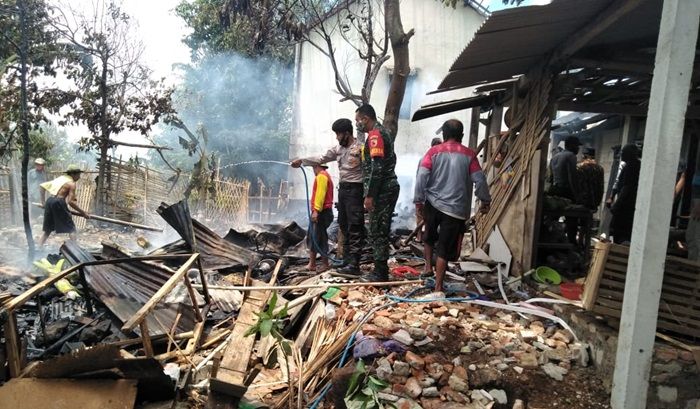 Rumah Warga Ngawi Terbakar, Sempat Mengenai Atap Ponpes Nurul Azhar Rumah Warga Ngawi Terbakar, Sempat Mengenai Atap Ponpes Nurul Azhar