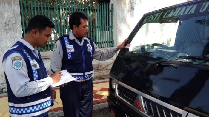 Di Tuban, Kendaraan Parkir Sembarangan Ditempeli Stiker Merah