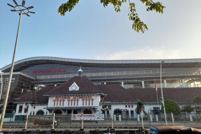 16 Kereta Api Jarak Jauh akan Berhenti di Stasiun Jatinegara Khusus 1 Mei 2023