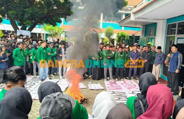 Tuntutan Aliansi Mahasiswa IAIN Kediri saat Gelar Demo ke Rektorat Tuntutan Aliansi Mahasiswa IAIN Kediri saat Gelar Demo ke Rektorat