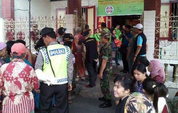Babinsa Pabean Cantikan Bantu Pembagian Bingkisan Hari Raya