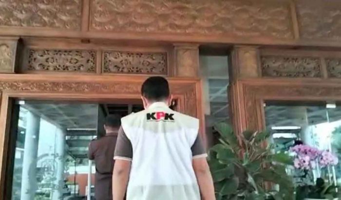 Usai Tangkap Wakil Ketua DPRD Jatim, KPK Geledah Ruangan Fraksi PKB dan PDIP Usai Tangkap Wakil Ketua DPRD Jatim, KPK Geledah Ruangan Fraksi PKB dan PDIP
