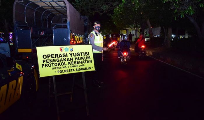 Banyak Warga Malam Mingguan, Kapolresta Sidoarjo Pimpin Langsung Operasi Yustisi Banyak Warga Malam Mingguan, Kapolresta Sidoarjo Pimpin Langsung Operasi Yustisi