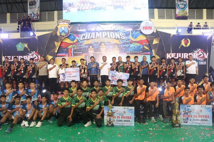 Forkopimda Sidoarjo Bersama Kapolda Jatim Hadir di Puncak Acara Kejurprov Bola Voli U-15 Forkopimda Sidoarjo Bersama Kapolda Jatim Hadir di Puncak Acara Kejurprov Bola Voli U-15