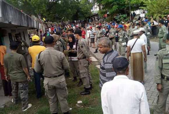 Satpol PP Gresik Robohkan 6 Bangunan di Makam Umum Randuagung Satpol PP Gresik Robohkan 6 Bangunan di Makam Umum Randuagung