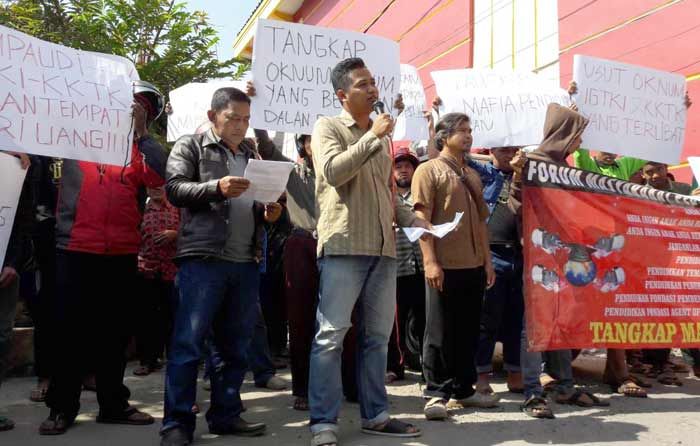 Tuntut Transparansi Penggunaan BOP, Diknas Kabupaten Blitar Didemo Ratusan Massa Tuntut Transparansi Penggunaan BOP, Diknas Kabupaten Blitar Didemo Ratusan Massa