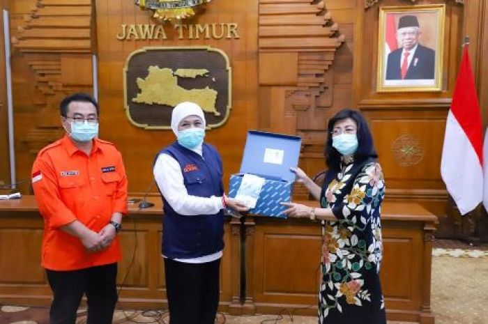 Gubernur Khofifah Serahkan Bantuan 2.600 Reagen PCR Pendeteksi SARS-CoV-2 ke ITD Unair