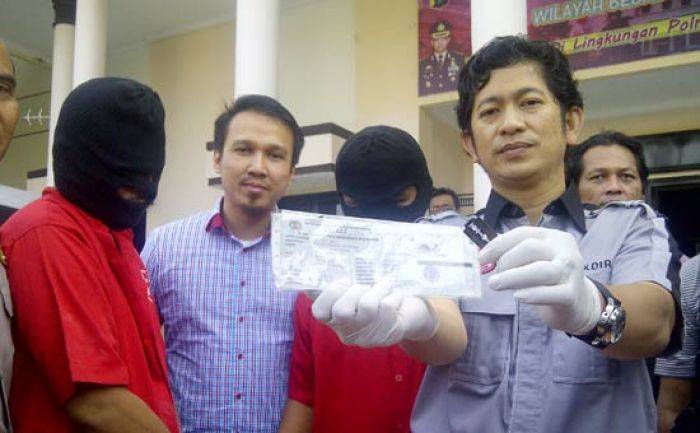 Calo Samsat di Surabaya Dibekuk karena Palsukan STNK Mobil Curian Calo Samsat di Surabaya Dibekuk karena Palsukan STNK Mobil Curian