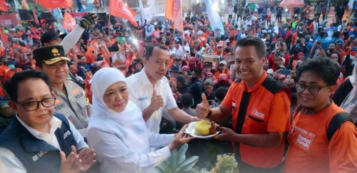 Ucapkan Selamat Hari Buruh Dunia, Khofifah Optimistis Pekerja Jatim Terampil Ucapkan Selamat Hari Buruh Dunia, Khofifah Optimistis Pekerja Jatim Terampil