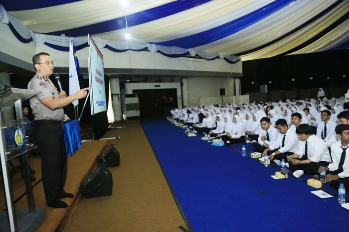 Kabid Humas Polda Jatim Ajak 4.200 Maba ITS Cegah Radikalisme Kabid Humas Polda Jatim Ajak 4.200 Maba ITS Cegah Radikalisme