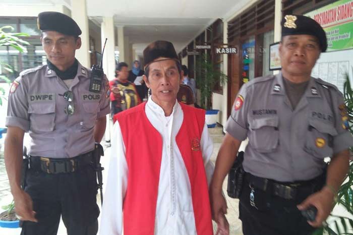 Nasib Mbah Parman si Pencuri Sebatang Kayu Ditentukan Senin Depan Nasib Mbah Parman si Pencuri Sebatang Kayu Ditentukan Senin Depan