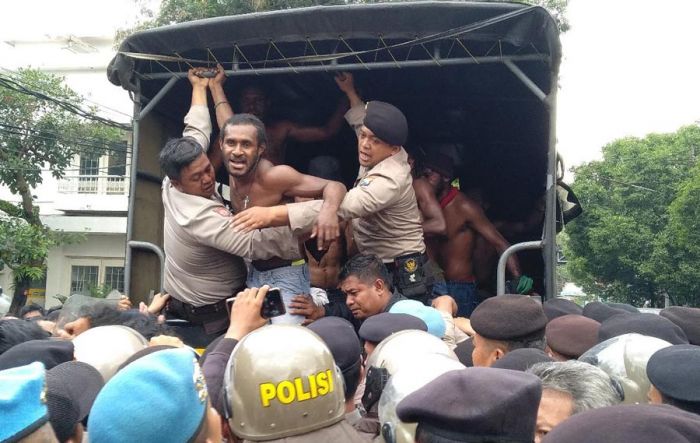 Suarakan Kemerdekaan Papua Barat, Aksi Mahasiswa Papua di Malang Dibubarkan Paksa Suarakan Kemerdekaan Papua Barat, Aksi Mahasiswa Papua di Malang Dibubarkan Paksa