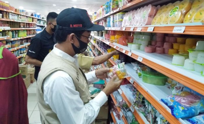Razia Pusat Perbelanjaan di Tuban, Petugas Sita Puluhan Merk Mamin Tak Layak Jual Razia Pusat Perbelanjaan di Tuban, Petugas Sita Puluhan Merk Mamin Tak Layak Jual