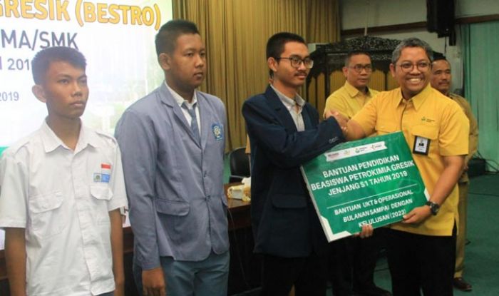 Petrokimia Gresik Berikan Beasiswa untuk Keluarga Tak Mampu Senilai Total Rp 1,9 M Petrokimia Gresik Berikan Beasiswa untuk Keluarga Tak Mampu Senilai Total Rp 1,9 M