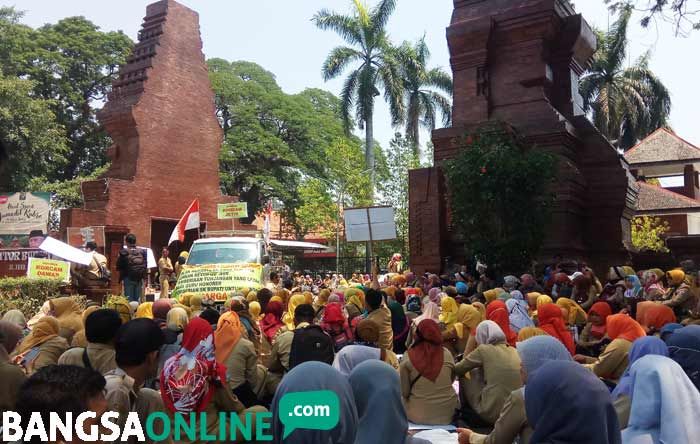 Ratusan Guru Honorer di Mojokerto Demo DPRD dan Pemkab, Desak Pemerintah Akomodir GTT Ratusan Guru Honorer di Mojokerto Demo DPRD dan Pemkab, Desak Pemerintah Akomodir GTT