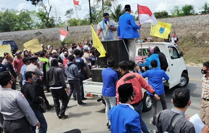 Demo di Depan Mapolres Blitar Nyaris Ricuh, Mahasiswa dan Penambang Pasir Bersitegang Demo di Depan Mapolres Blitar Nyaris Ricuh, Mahasiswa dan Penambang Pasir Bersitegang