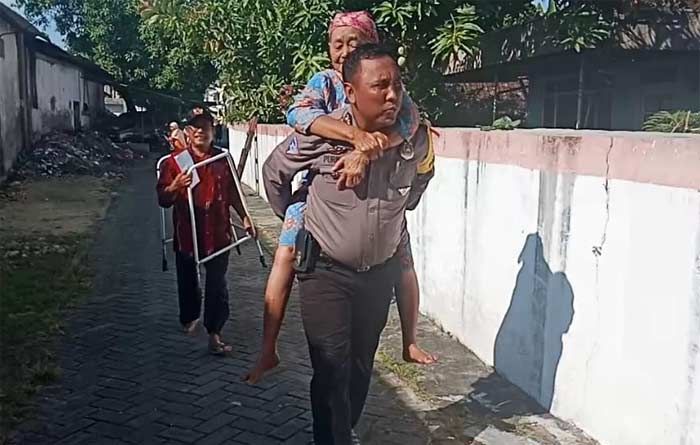 Coblosan Pilgub Jatim, Polisi di Lamongan Gendong Nenek Stroke ke TPS Coblosan Pilgub Jatim, Polisi di Lamongan Gendong Nenek Stroke ke TPS