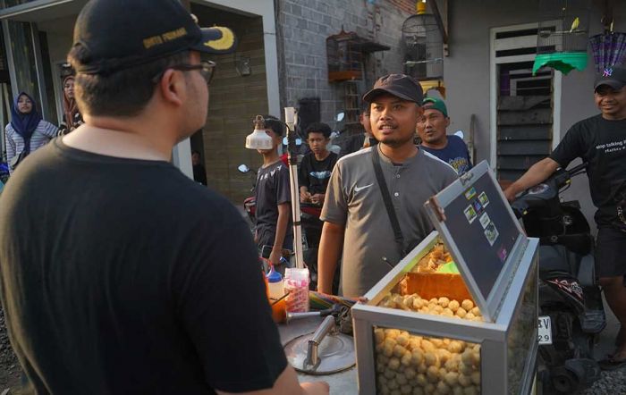 Hadiri Karnaval di Desa Tiron, Bupati Dhito Sapa Warga dan Borong Pentol untuk Dibagikan Hadiri Karnaval di Desa Tiron, Bupati Dhito Sapa Warga dan Borong Pentol untuk Dibagikan