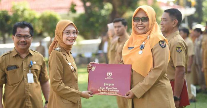 Wali Kota Kediri Serahkan SK Pangkat dan Satyalancana ke Ratusan PNS