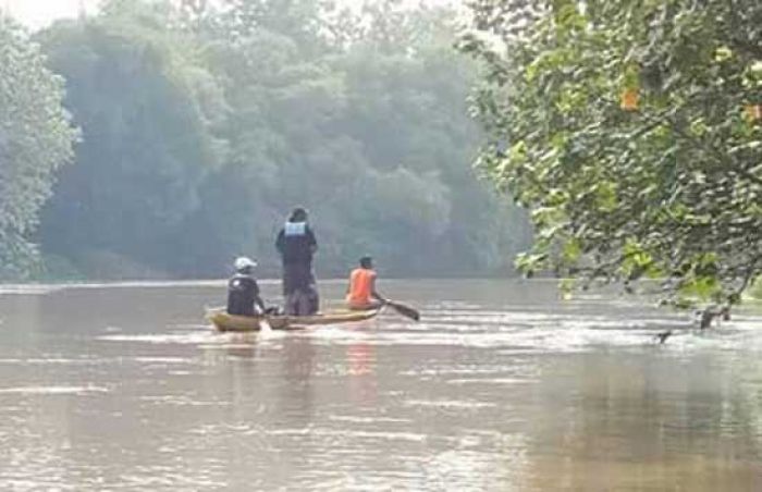 Perahu Penyebrangan di Wringinanom Gresik Terbalik, 12 Penumpang dan 7 Motor Tenggelam