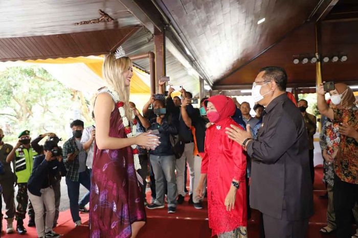 Kunjungi Tulungagung, Miss Universe Switzerland 2022 Cicipi Masakan Tradisional Kunjungi Tulungagung, Miss Universe Switzerland 2022 Cicipi Masakan Tradisional