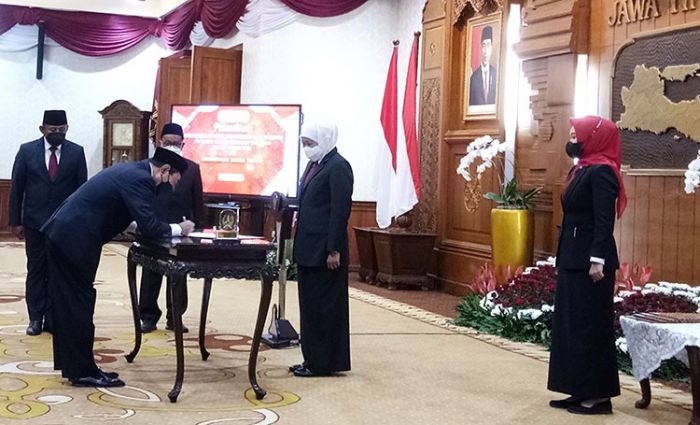 Gubernur Khofifah Lantik Komisaris dan Direksi Bank Jatim di Grahadi