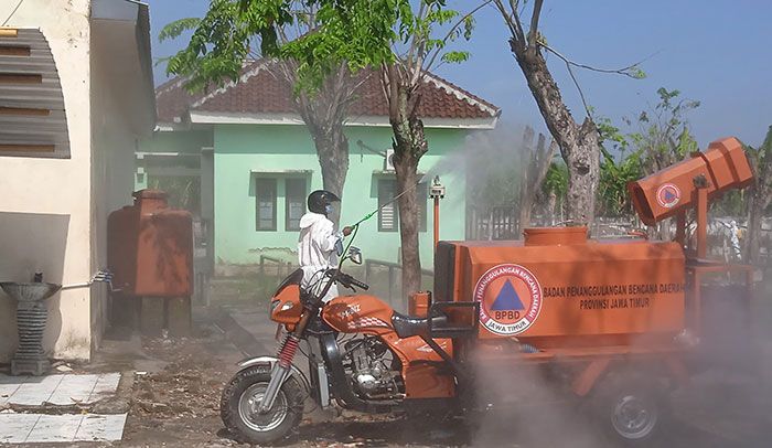 Putus Penyebaran PMK, Disnakeswan Lamongan Semprot Disinfektan Pasar Sapi dan RPH Putus Penyebaran PMK, Disnakeswan Lamongan Semprot Disinfektan Pasar Sapi dan RPH