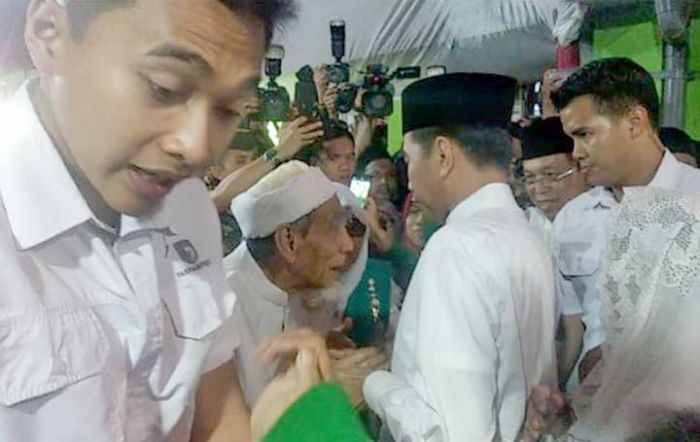 Jokowi Kunjungi Mbah Maimoen Zubair Jokowi Kunjungi Mbah Maimoen Zubair