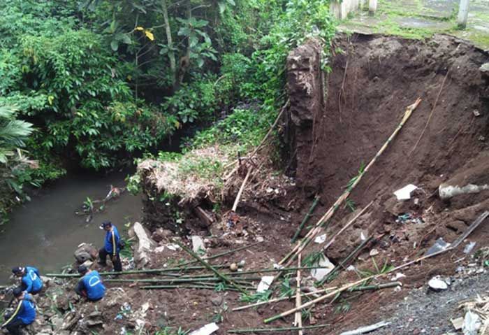 Karung Pasir Dipasang, Cegah Longsor Plengsengan Kali Ngegong Lebih Parah Karung Pasir Dipasang, Cegah Longsor Plengsengan Kali Ngegong Lebih Parah