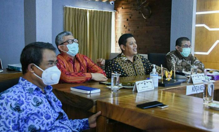 Wali Kota, Kadin, dan BI Kediri Tandatangani MoU Ekspor Produk UMKM dengan Perusahaan Australia Wali Kota, Kadin, dan BI Kediri Tandatangani MoU Ekspor Produk UMKM dengan Perusahaan Australia