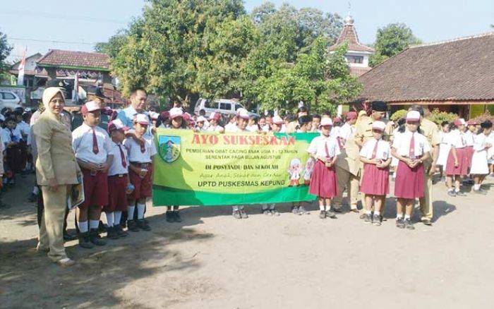 Wujudkan Generasi Bebas Penyakit, Siswa-siswi SDN Kepung Diberi Obat Cacing Wujudkan Generasi Bebas Penyakit, Siswa-siswi SDN Kepung Diberi Obat Cacing