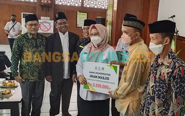 Gelar Pelatihan, DMI Gresik Serahkan Bantuan Kehormatan 350 Imam Masjid Gelar Pelatihan, DMI Gresik Serahkan Bantuan Kehormatan 350 Imam Masjid