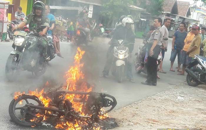 Diduga Korsleting, Motor Warga Krembung Sidoarjo Ludes Terbakar Diduga Korsleting, Motor Warga Krembung Sidoarjo Ludes Terbakar
