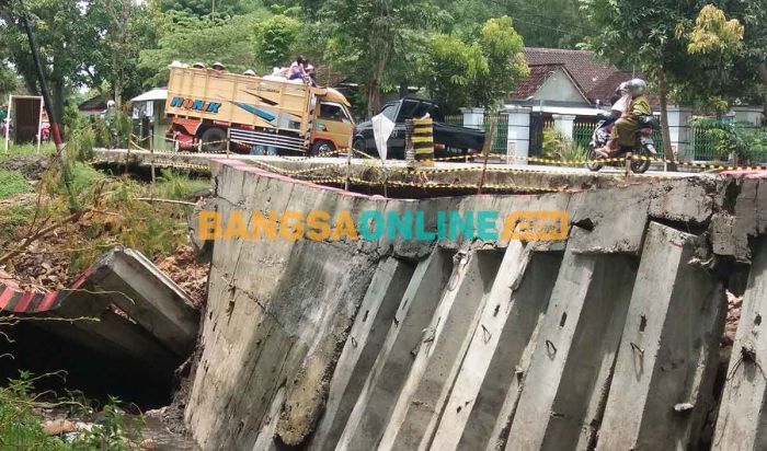 Tergerus Derasnya Sungai, Tangkis Pengaman Jalan di Nganjuk Ambrol