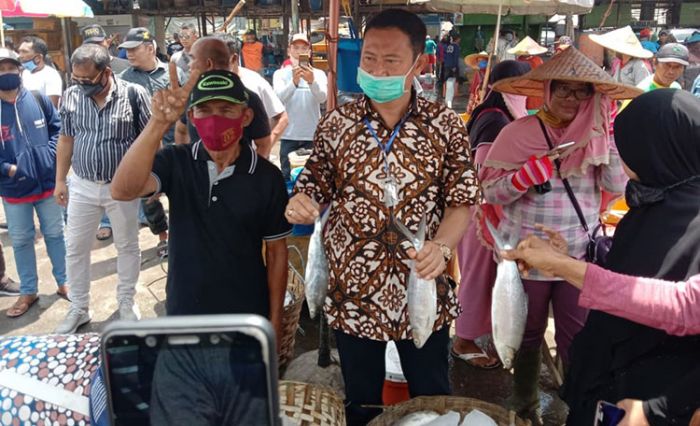 Pilbup Lamongan 2020: Yuhronur Janji Akan Benahi Fasilitas dan Bangun Cold Storage di Pasar Ikan Pilbup Lamongan 2020: Yuhronur Janji Akan Benahi Fasilitas dan Bangun Cold Storage di Pasar Ikan