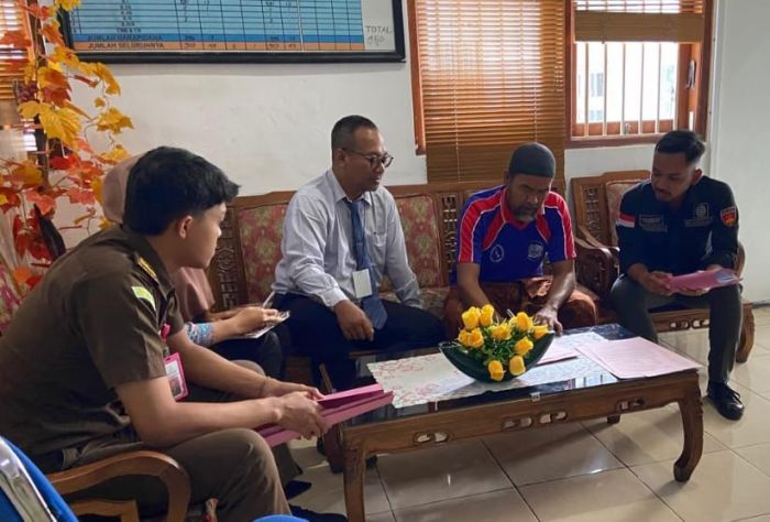 Tim PU Kejari Kediri Terima Penyerahan Tahap II Tersangka dan BB Kasus Dugaan Korupsi Korporasi Sapi Tim PU Kejari Kediri Terima Penyerahan Tahap II Tersangka dan BB Kasus Dugaan Korupsi Korporasi Sapi