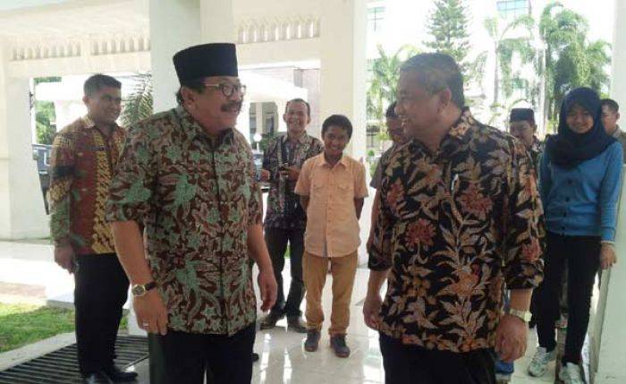 Pilgub Jatim 2018: Pak De Karwo Kenalkan M Nuh, bakal Direkom sebagai Cagub? Pilgub Jatim 2018: Pak De Karwo Kenalkan M Nuh, bakal Direkom sebagai Cagub?