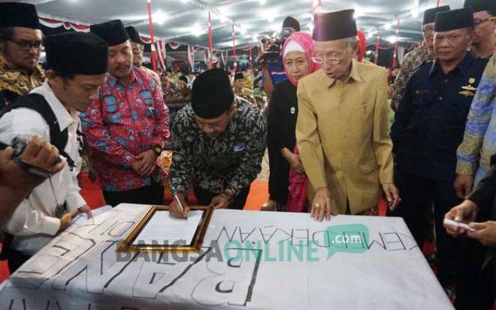 Bupati dan Ketua DPRD Jombang Tandatangani Petisi 17 Agustus Bukan Hari Kemerdekaan RI Bupati dan Ketua DPRD Jombang Tandatangani Petisi 17 Agustus Bukan Hari Kemerdekaan RI