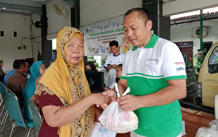 Megasurya Mas Bagikan Bingkisan Lebaran untuk Warga Dua Desa Megasurya Mas Bagikan Bingkisan Lebaran untuk Warga Dua Desa